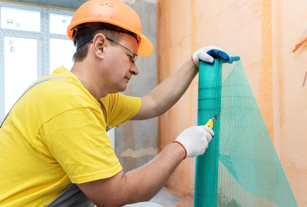 Trabajador Está Cortando Pedazo Malla Fibra Vidrio Con Cuchillo — Foto de Stock