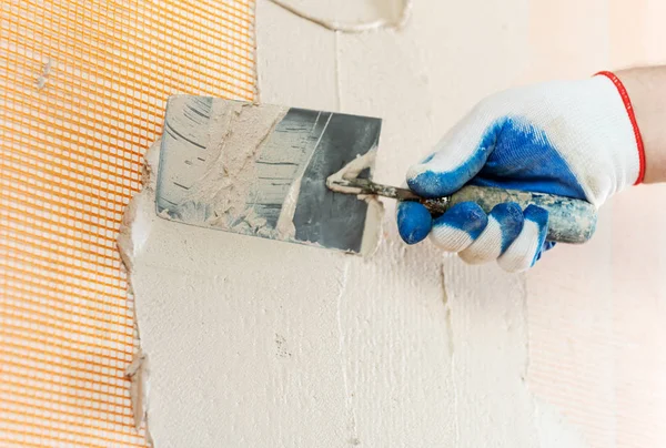 Ein Arbeiter Trägt Mit Einer Kelle Gips Auf Den Brei — Stockfoto