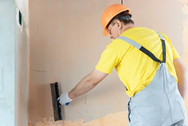 Trabajador Está Aplicando Masilla Una Malla Fibra Vidrio Pared Está — Foto de Stock