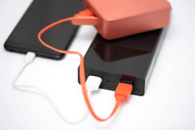 Güç banka bağlı bluetooth sözcü ve smartphone.