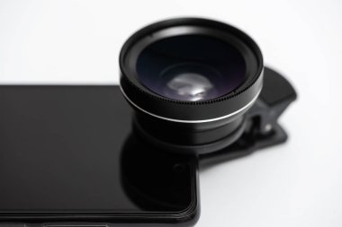 Makro lens smartphone kamera bağlı.