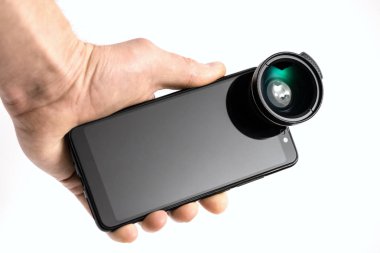 İnsan eliyle smartphone ve lens.