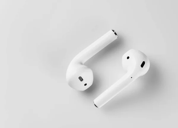 Los Auriculares Inalámbricos Blancos Están Sobre Fondo Blanco Macro — Foto de Stock