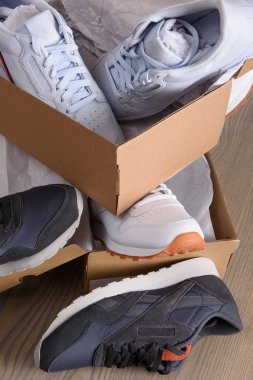 Spor ayakkabı karton kutular içinde.