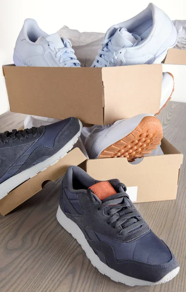 Zapatillas en cajas de cartón . —  Fotos de Stock