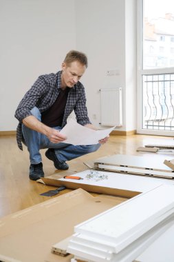 Adam mobilya montajı için yönergeleri okuma.