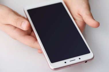 Kızın elinde Smartphone.