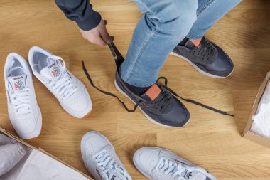 Bir adam spor ayakkabıları dışarı çalışıyor. 