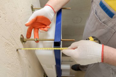 Bir işçi ölçüyor.