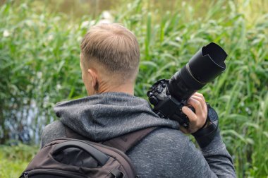 Kameralı bir fotoğrafçı. 