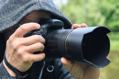 Fotoğraf makinesiyle gizlenmiş fotoğrafçı. 