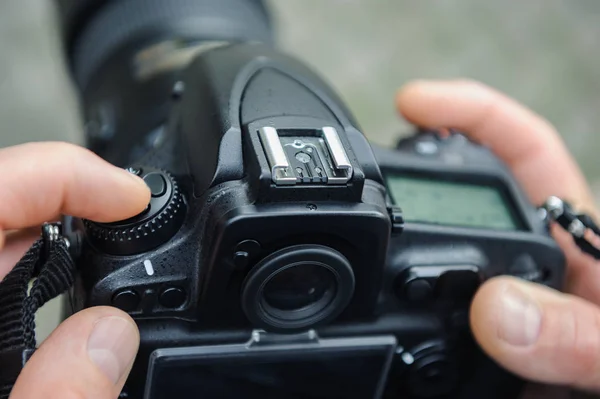 A photographer adjusts the camera. — Stock Photo, Image