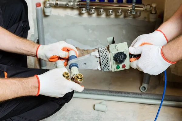 De werknemer is het solderen van het verwarmingssysteem buizen. — Stockfoto