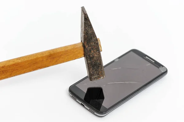 De hamer is het scherm van een smartphone Smashing. — Stockfoto