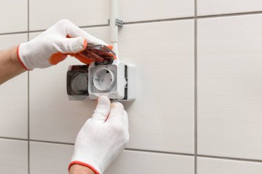 İç mekanlarda elektrik işleri. 