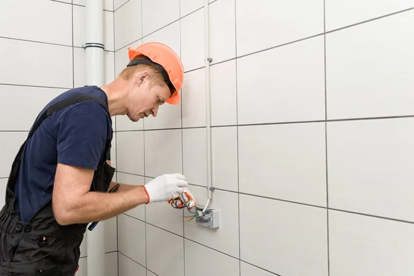 Trabajos eléctricos en interiores . — Foto de Stock