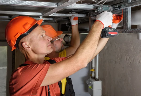 Installatie van gipsplaten aan het plafond. — Stockfoto