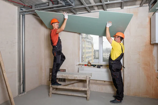 Installatie van gipsplaten aan het plafond. — Stockfoto