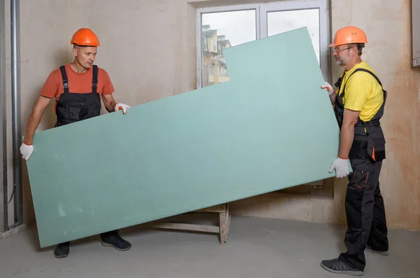 Installatie van gipsplaten aan het plafond. — Stockfoto