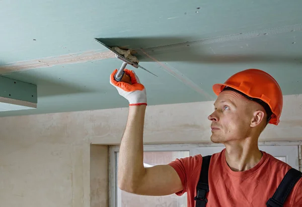 Filling the seams plasterboards. — Stock Photo, Image