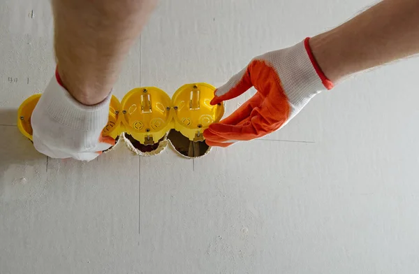 Installation de boîtiers de prise dans des cloisons sèches . — Photo