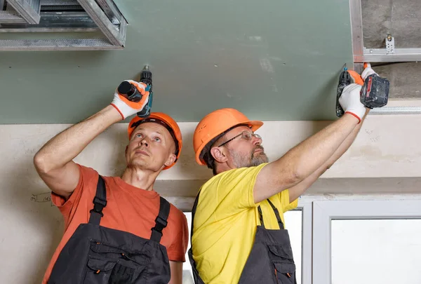 Installation von Trockenbau an der Decke. — Stockfoto