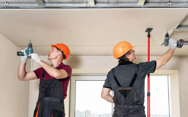 Instalación Paneles Yeso Los Trabajadores Están Utilizando Tornillos Destornillador Para — Foto de Stock