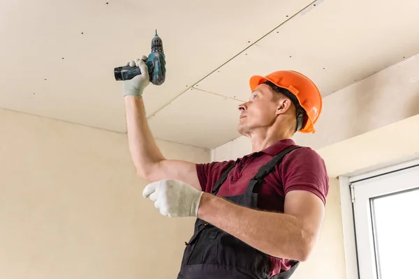 Installation Gipsvägg Arbetstagaren Använder Skruvar Och Skruvmejsel För Att Fästa — Stockfoto