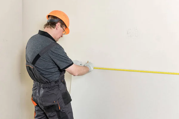 Instalación Paneles Yeso Trabajador Mide Para Cortar Trozo Paneles Yeso — Foto de Stock