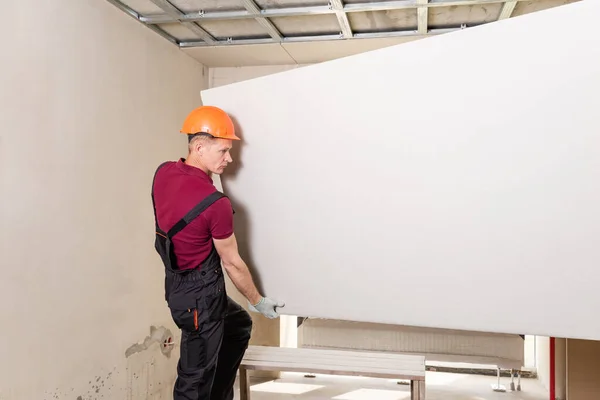 Installation Gipsvägg Arbetaren Håller Gipsvägg För Montering Taket — Stockfoto