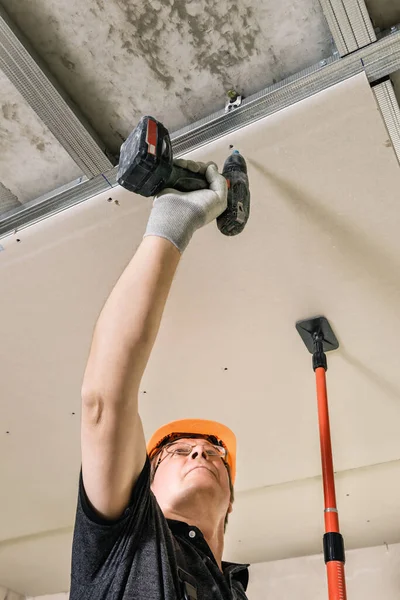 Installation Gipsvägg Arbetstagaren Använder Skruvar Och Skruvmejsel För Att Fästa — Stockfoto