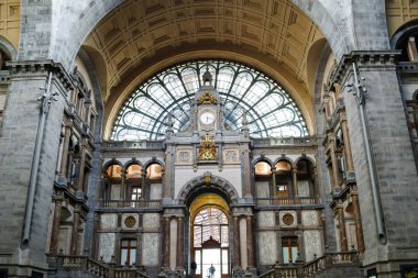 saat üst düzey Antwerp, Belçika'nın merkez tren istasyonu var. Clement van Bogert tarafından tasarlanan Orijinal bina 1895 ve 1905 arasında inşa edilmiştir.
