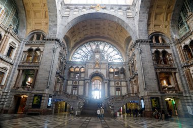 saat üst düzey Antwerp, Belçika'nın merkez tren istasyonu var. Clement van Bogert tarafından tasarlanan Orijinal bina 1895 ve 1905 arasında inşa edilmiştir.