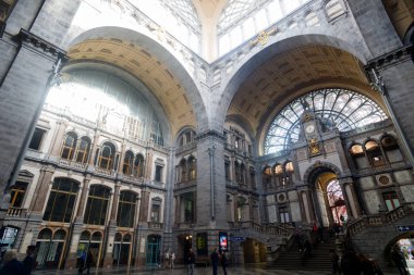ünlü Antwerp tren istasyonu, Belçika büyük salonunda bileşimi