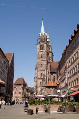 Mavi gökyüzü arka plan üzerinde Saint Lawrence Katedrali. Ortaçağ Gotik kilise Nürnberg, Bavyera, Almanya