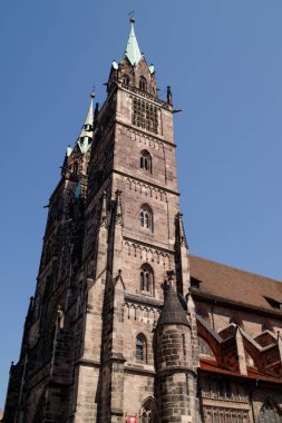 Mavi gökyüzü arka plan üzerinde Saint Lawrence Katedrali. Ortaçağ Gotik kilise Nürnberg, Bavyera, Almanya
