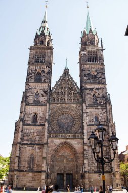 Mavi gökyüzü arka plan üzerinde Saint Lawrence Katedrali. Ortaçağ Gotik kilise Nürnberg, Bavyera, Almanya