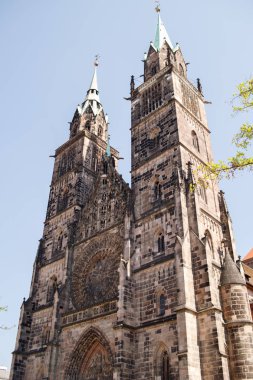 Mavi gökyüzü arka plan üzerinde Saint Lawrence Katedrali. Ortaçağ Gotik kilise Nürnberg, Bavyera, Almanya