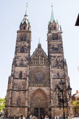 Mavi gökyüzü arka plan üzerinde Saint Lawrence Katedrali. Ortaçağ Gotik kilise Nürnberg, Bavyera, Almanya