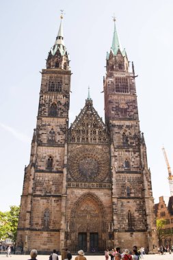 Mavi gökyüzü arka plan üzerinde Saint Lawrence Katedrali. Ortaçağ Gotik kilise Nürnberg, Bavyera, Almanya