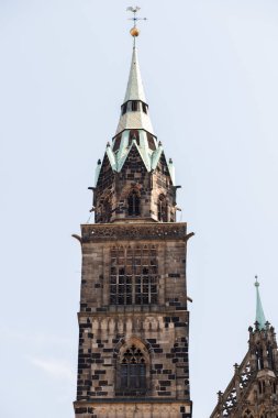 Mavi gökyüzü arka plan üzerinde Saint Lawrence Katedrali. Ortaçağ Gotik kilise Nürnberg, Bavyera, Almanya