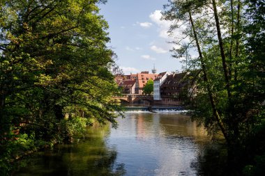 Pegnitz Nehri bir geleneksel yarı ahşap ev ve Old town Nuremberg, Bavyera, Almanya riverbank kule köprü.