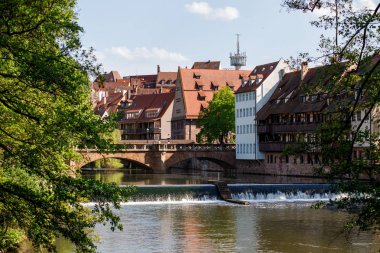 Pegnitz Nehri bir geleneksel yarı ahşap ev ve Old town Nuremberg, Bavyera, Almanya riverbank kule köprü.