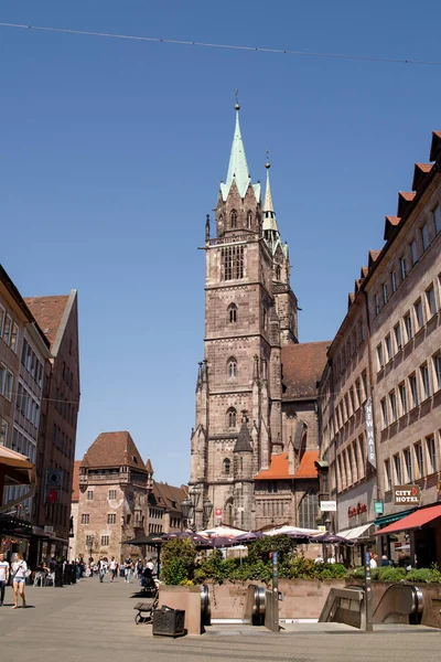 Mavi gökyüzü arka plan üzerinde Saint Lawrence Katedrali. Ortaçağ Gotik kilise Nürnberg, Bavyera, Almanya