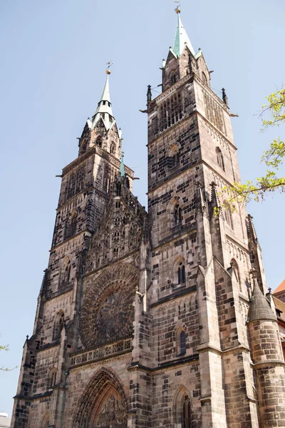 Mavi gökyüzü arka plan üzerinde Saint Lawrence Katedrali. Ortaçağ Gotik kilise Nürnberg, Bavyera, Almanya
