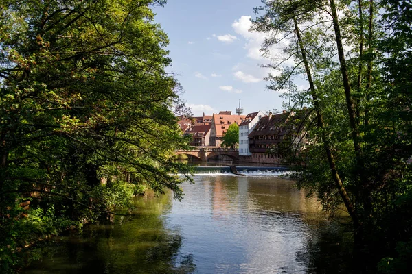 Pegnitz Nehri bir geleneksel yarı ahşap ev ve Old town Nuremberg, Bavyera, Almanya riverbank kule köprü.