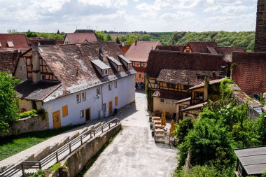 Rothenburg ob der Tauber 'in güzel sokaklarında geleneksel Alman evleri, Bavyera, Almanya