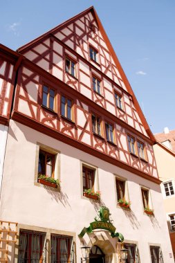 Rothenburg ob der Tauber 'in güzel sokaklarında geleneksel Alman evleri, Bavyera, Almanya