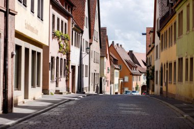 Rothenburg ob der Tauber 'in güzel sokaklarında geleneksel Alman evleri, Bavyera, Almanya
