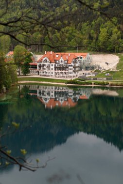 Engebeli arazi ile çevrili olan Almanya, Alpsee Gölü